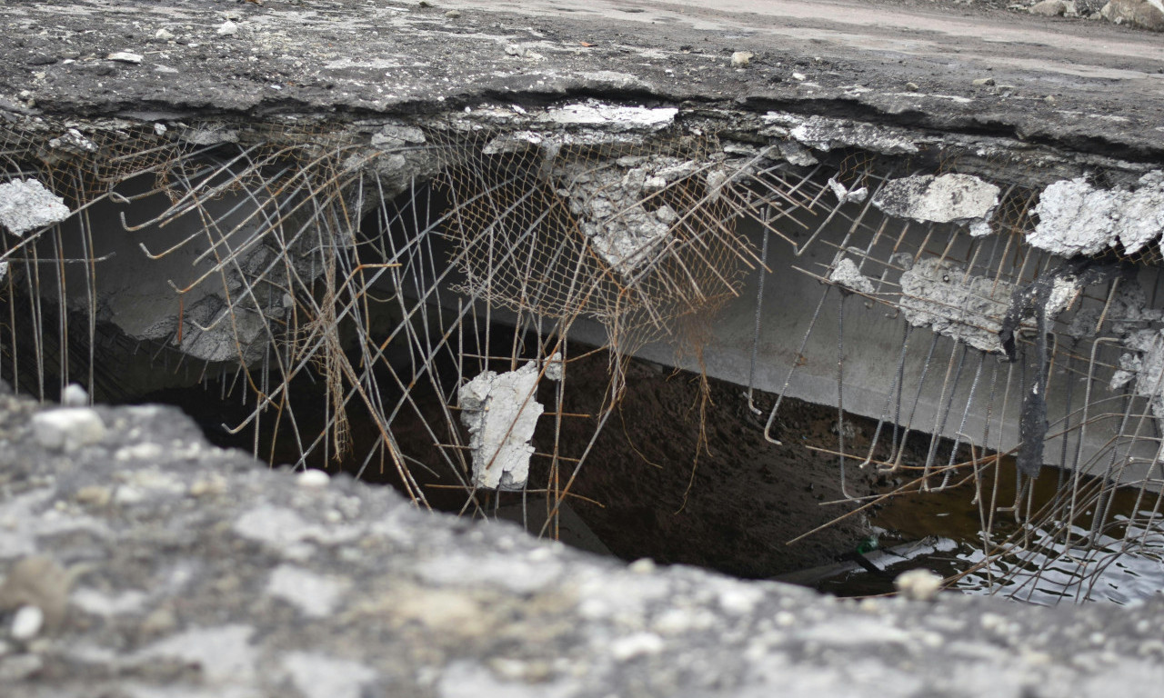 U NEMAČKOM GRADU AHENU URUŠILA SE KANALIZACIONA CEV U prometnoj ulici u kojoj se desila havarija očekuju sledeće