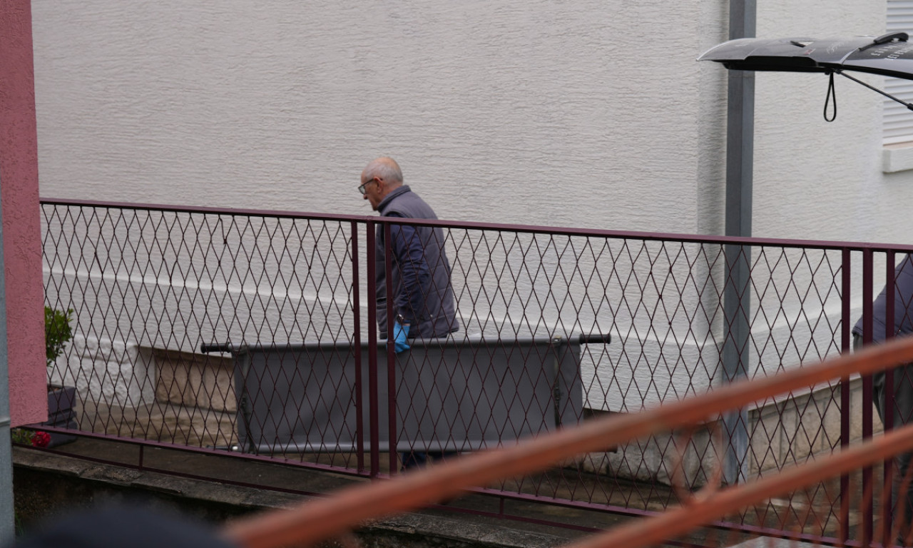 NAJTUŽNIJA SLIKA IZ ČAČKA NAKON ŠTO JE SIN ZAKLAO RODITELJE! Pogrebno ispred kuće, tela odneta na obdukciju (FOTO)