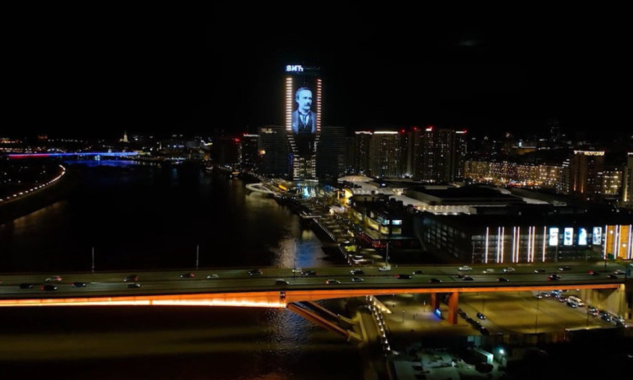 ZMAJ OBASJAO DEO BEOGRADA: Kula zasijala u čast čuvara dečjeg osmeha