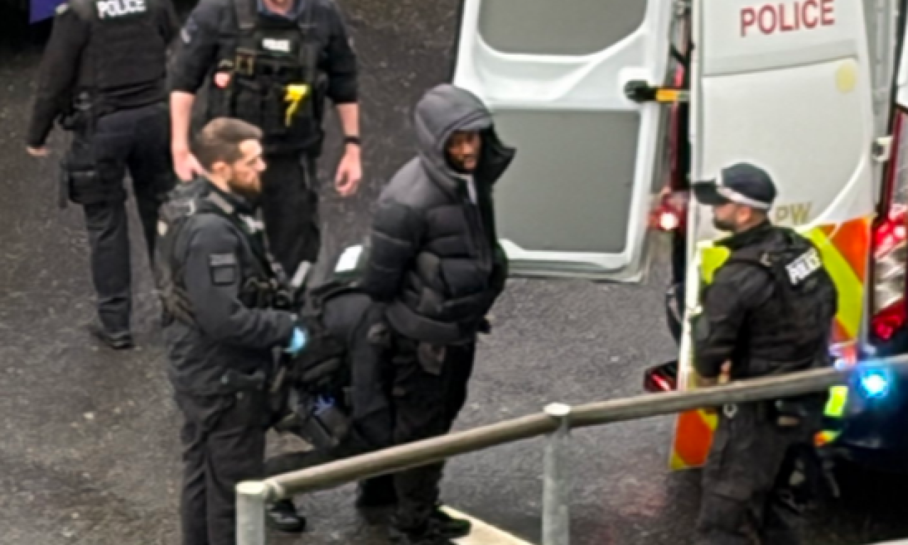 EVO ŠTA SE DESILO NA HITROU Detalji drame u Londonu: Izvršen napad, uhapšena jedna osoba, više ljudi prevezeno u bolnicu