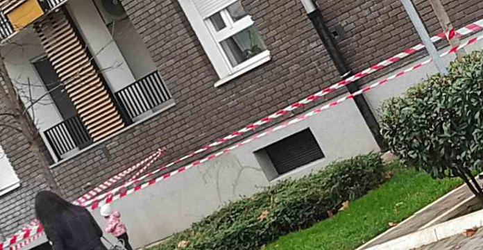 DRAMA U ZEMUNU Ciglе vise iznad staze kojom prolaze deca! Raspada se fasada zgrade u novom naselju (FOTO)