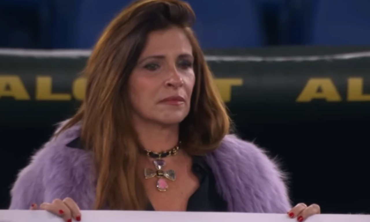 UDOVICA SINIŠE MIHAJLOVIĆA PLAČE KAO KIŠA NA UTAKMICI: Sa decom izašla na teren i raspala se – pogledom ka nebu sve pokazala (FOTO)