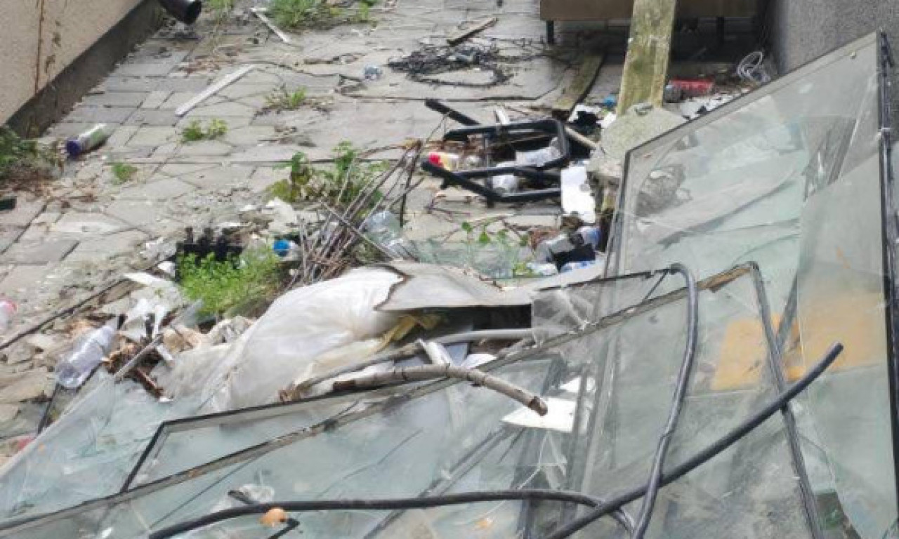 HAOS I LOM U ZGRADI OPŠTINE! Gradonačelnik Zubinog Potoka zatekao i tragove požara (FOTO)