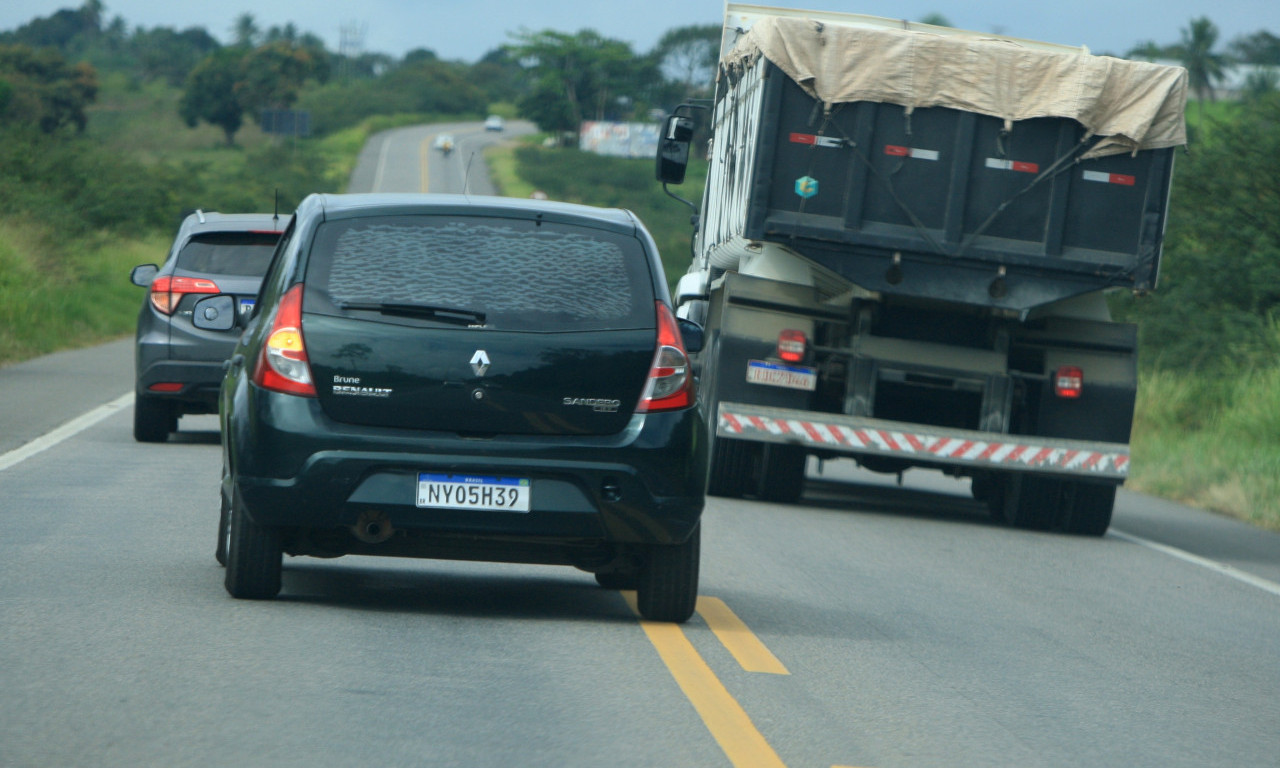 POGLEDAJTE SUMANUTO PRETICANJE KA NOVOM SADU Sekunde su delile od tragedije, kamera sve snimila (VIDEO)