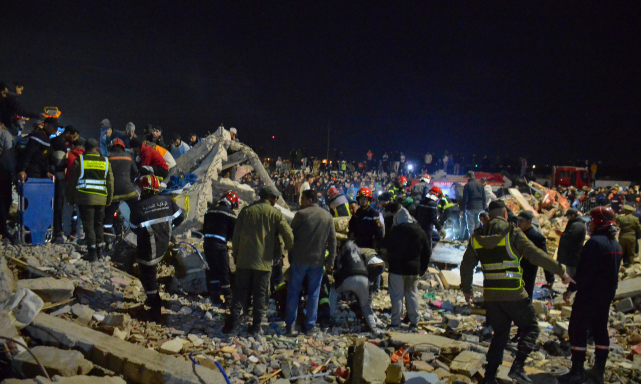 URUŠILE SE DVE ZGRADE, BROJE SE MRTVI Ljudi kopaju po ruševinama! Prvi snimci tragedije u Maroku (FOTO+VIDEO)