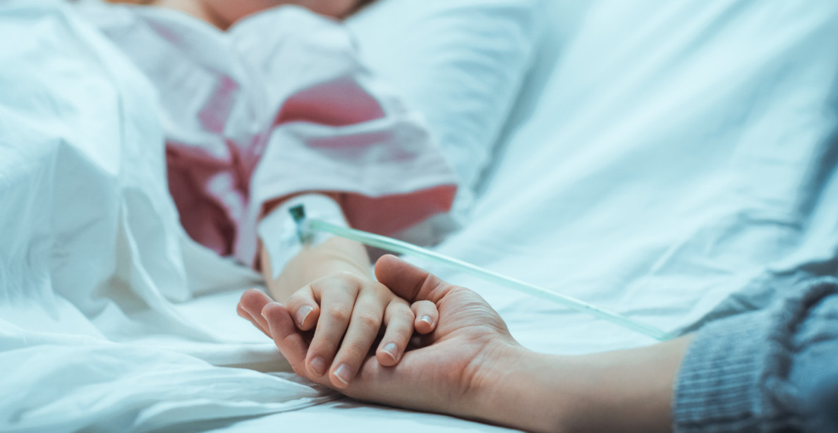 CELA ZEMLJA SE MOLI ZA NJU: Devojka (18) se vratila sa mora sa "bezazlenim" simptomom, a sada je na aparatima!