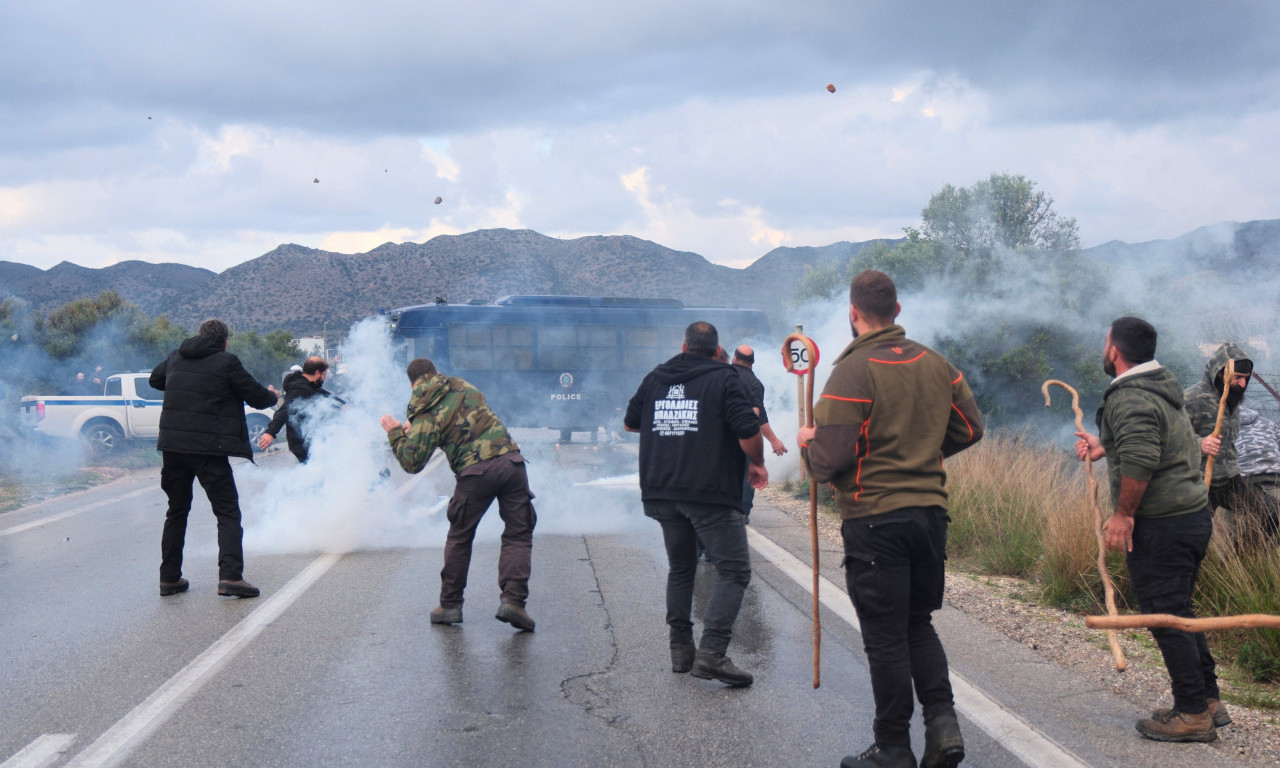 GRČKA JE STALA: Blokirani auto-putevi, mostovi, gradove i luke - protesti paralisali celu zemlju (FOTO)