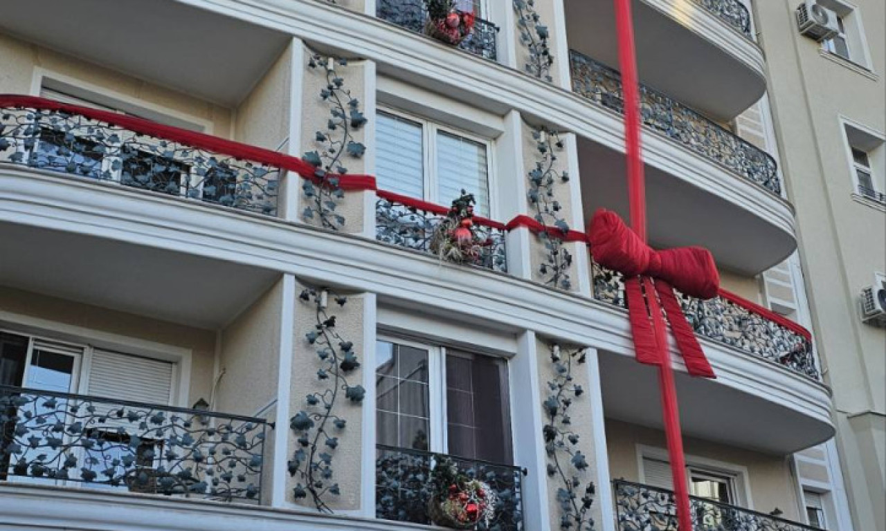 DA LI JE OVO NAJLEPŠE UKRAŠENA ZGRADA U BEOGRADU? Izgleda kao novogodišnji poklon, građani oduševljeni prizorom (VIDEO)