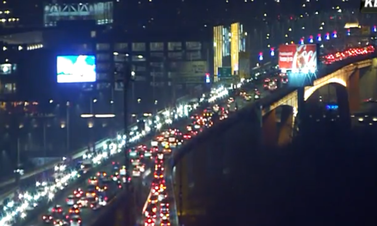 OPET HAOS I GUŽVA KOD GAZELE: Automobil se prevrnuo kod Sava centra u najgore vreme (VIDEO)