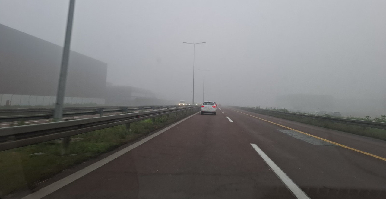 PAKLENI DAN ZA VOZAČE! Magla smanjuje vidljivost, saobraćajne gužve svuda – evo kako da bezbedno vozite! (FOTO+VIDEO)