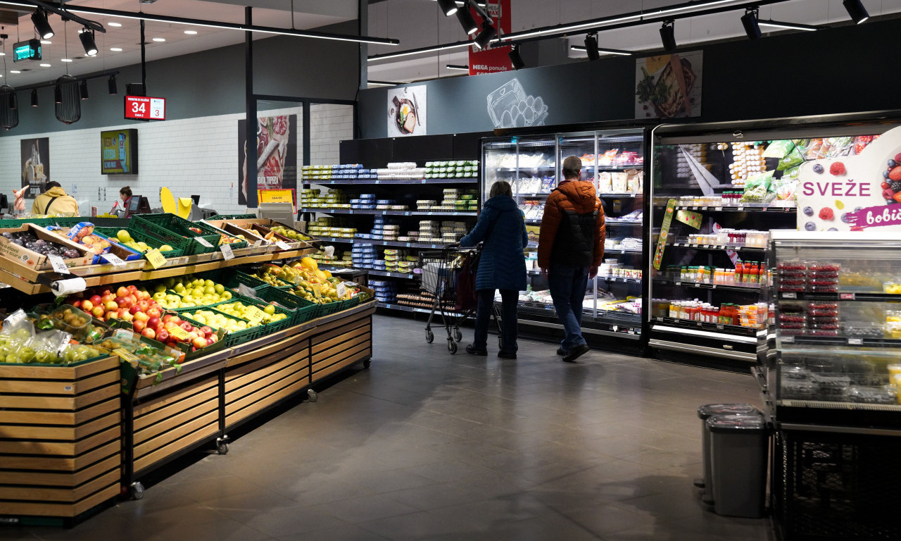 NAPAD NOŽEM U PRODAVNICI NA BEŽANIJSKOJ KOSI Naoružan muškarac krenuo sečivom na kupce! (FOTO)