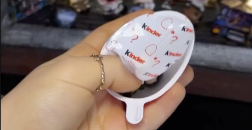 IMATE LI BAŠ OVU FIGURICU IZ KINDER JAJETA? Može vredeti skoro 9.000 dinara (VIDEO)