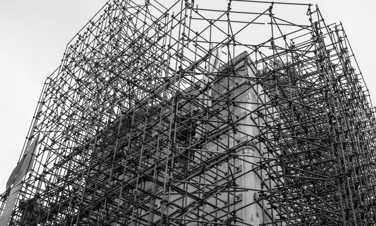 POGINUO RADNIK NA ZVEZDARI: Pao sa drugog sprata na gradilištu - nije mu bilo spasa