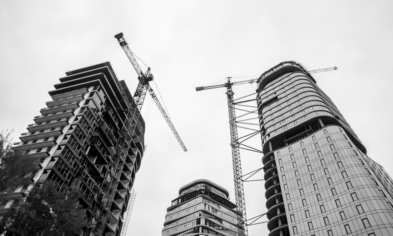 JOŠ JEDNA NESREĆA NA GRADILIŠTU Dvojica radnika poginula nakon pada sa krana, oglasio se sindikat