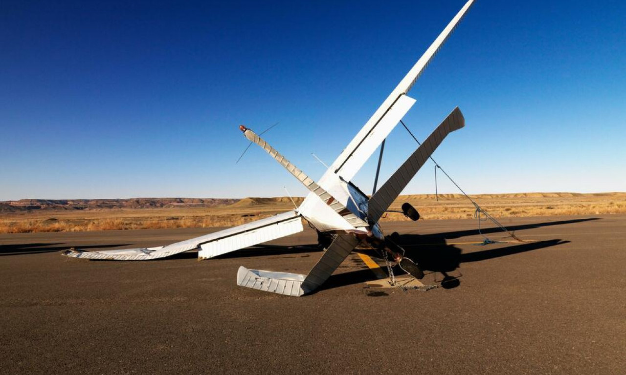 DRAMA KOD IVANKOVA! Avionu otkazao motor, letelica završila na krovu usred njive