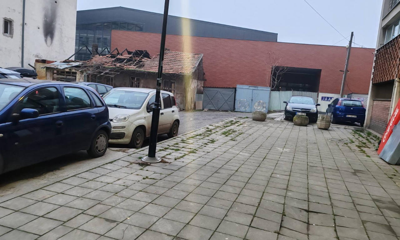 TRAGOVI KRVI NA UKLETOM TRGU U OBRENOVCU Ovde je danas ranjen Petar, a na istom mestu je već bila jedna tragedija (FOTO)