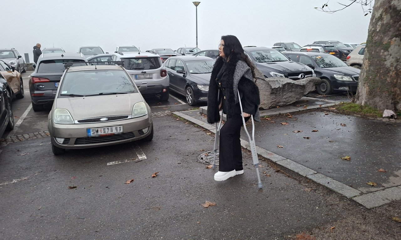 MAJA MARIJANA NA ULICI NAKON TEŠKE OPERACIJE! Pogledajte u kakvom je stanju pevačica (FOTO)