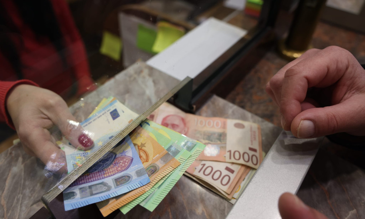 BIĆE REDOVA ISPRED MENJAČNICA Ovo je stanje na kursnoj listi