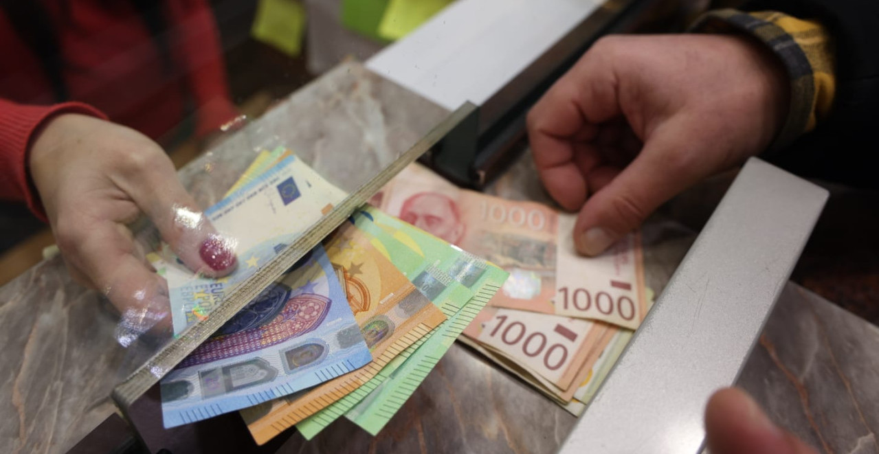 ISTINA O STANJU U MENJAČNICAMA I DA LI POSTOJI LIMIT OD 100 EVRA Banke demantovale spekulacije o zameni valuta, šta to znači za građane