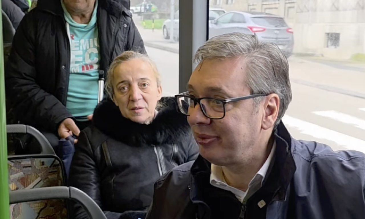 VUČIĆ U NIŠU UŠAO U GRADSKI AUTOBUS Evo šta je rekao građanima koji su putovali na posao (VIDEO)