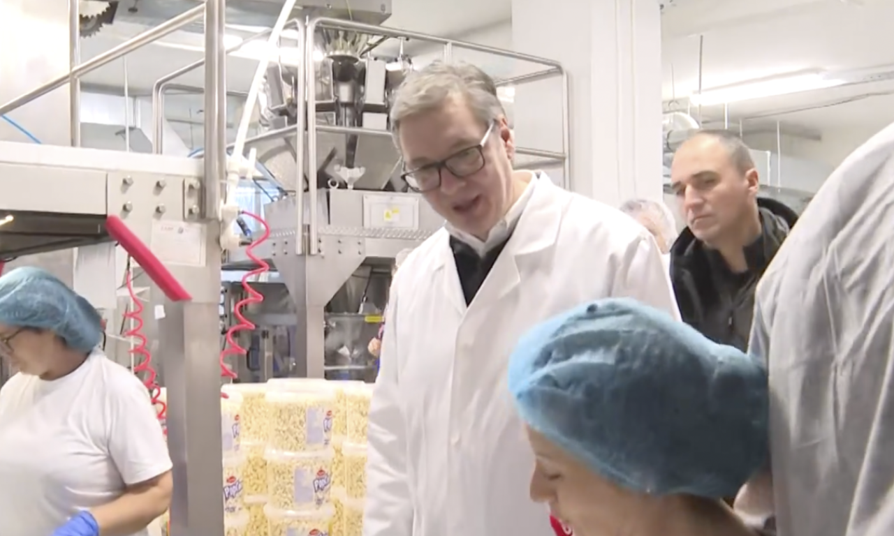 VUČIĆ OBIŠAO FABRIKU YUMIS U NIŠU: "I dalje nisam zadovoljan, zato se borim i trudim..."