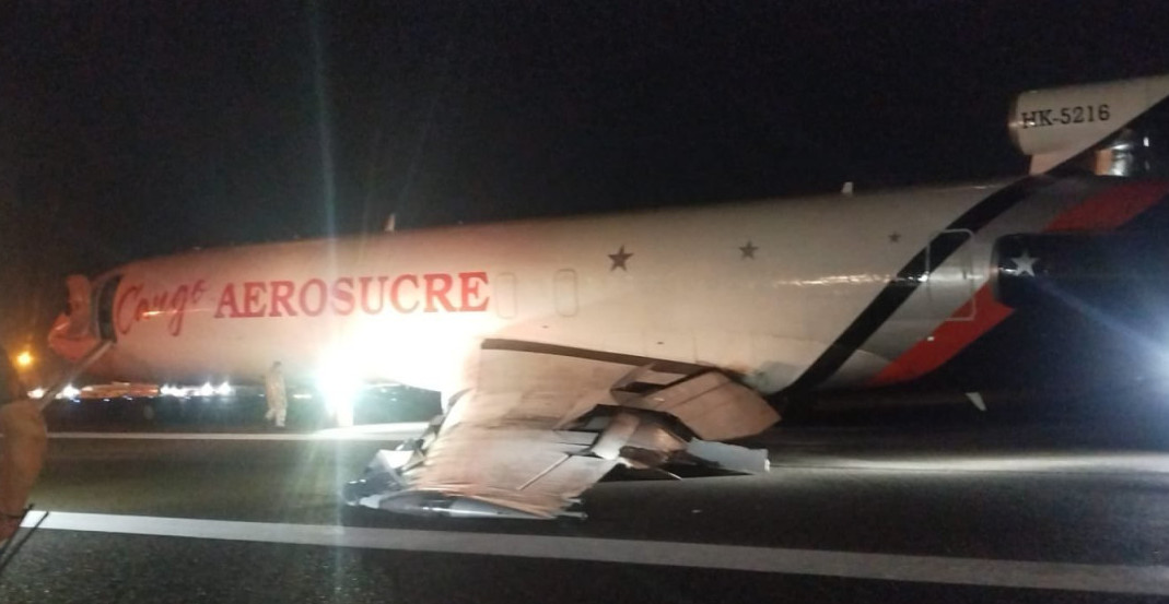 HOROR NA PISTI! Teretni Boing sleteo bez stajnog trapa: Avion se nagnuo, krilo otpalo - varničilo sa svih strana (VIDEO)