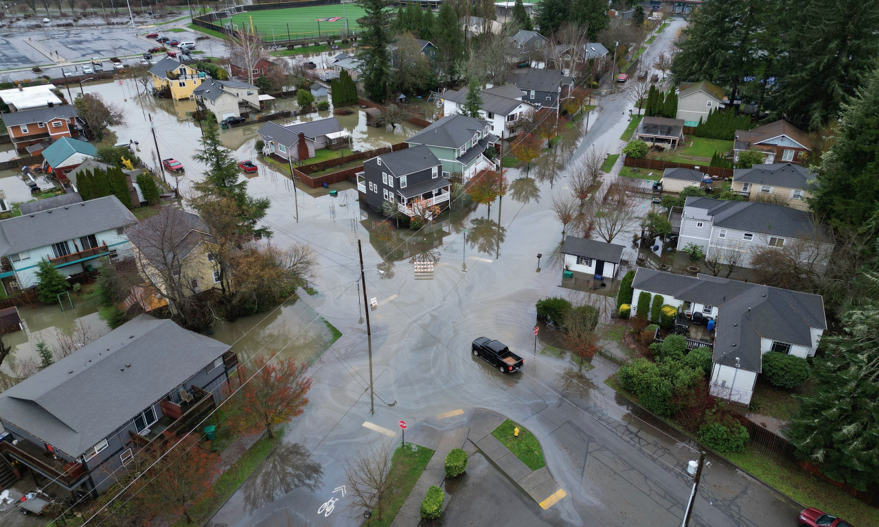 PANIKA U VAŠINGTONU! Poplave napravile katastroru, a nova oluja na pomolu (FOTO)