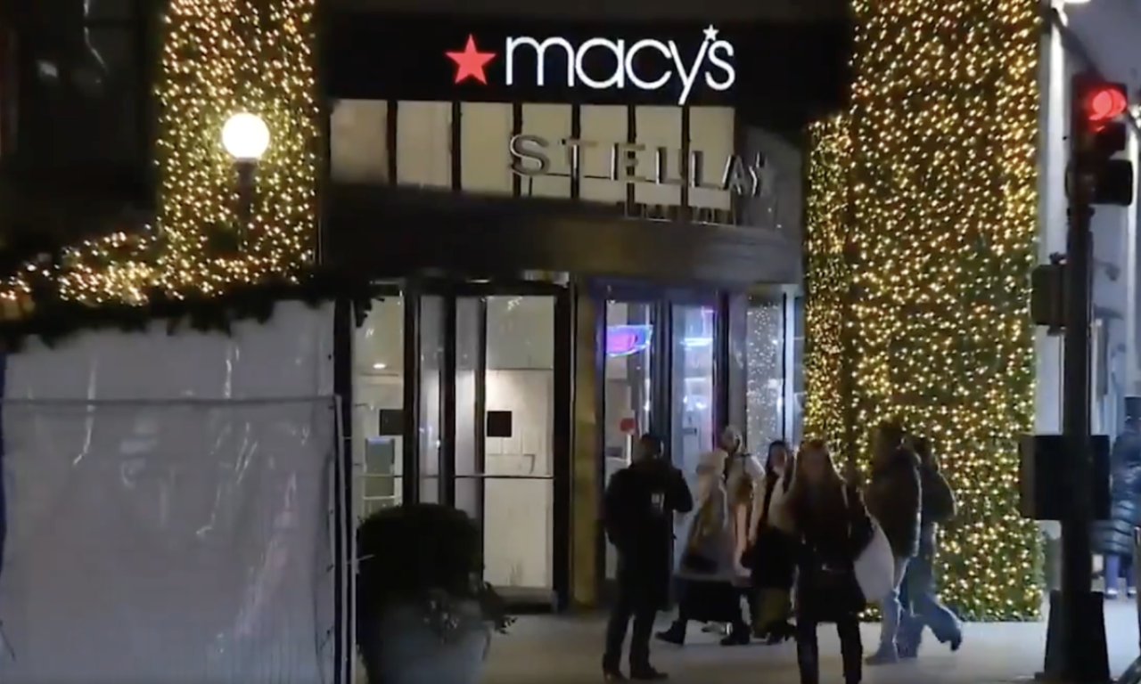 IZBODENA ŽENA DOK JE PRESVLAČILA BEBU U TRŽNOM CENTRU Kada vidite ko je držao nož sledićete se! Užas u Njujorku (VIDEO)