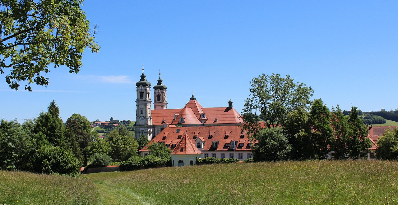 MISTERIJA KOD MANASTIRA Dvojica muškaraca prijavila telo tinejdžera (16), pa usledio šok obrt