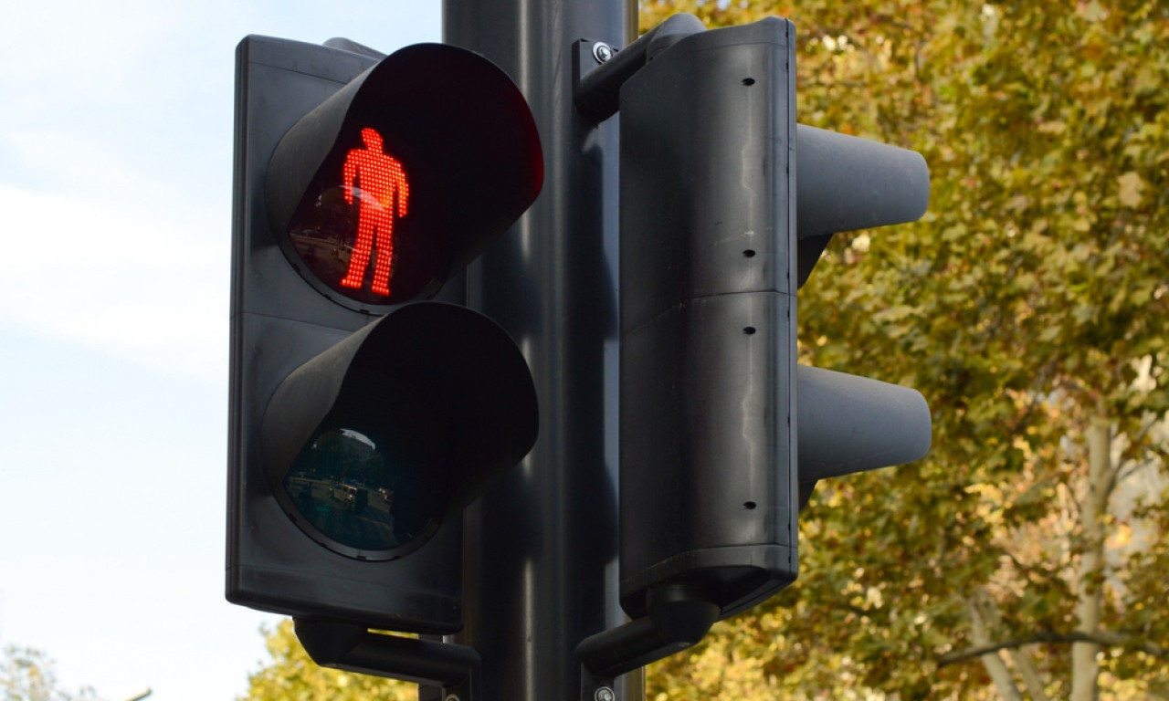 HIT SNIMAK SA SEMAFORA U SRBIJI Starija gospođa prelazi na crveno, a motociklista dao gas, &quot;Pazi imaš babu...&quot; (VIDEO)