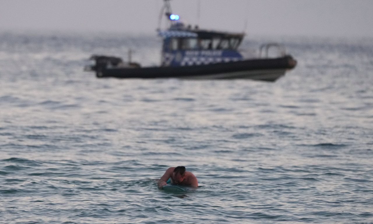 PUCNJAVA NA ČUVENOJ PLAŽI! Ubijeno najmanje 10 ljudi, pogledajte stravične snimke iz Sidneja (UZNEMIRUJUĆI VIDEO)
