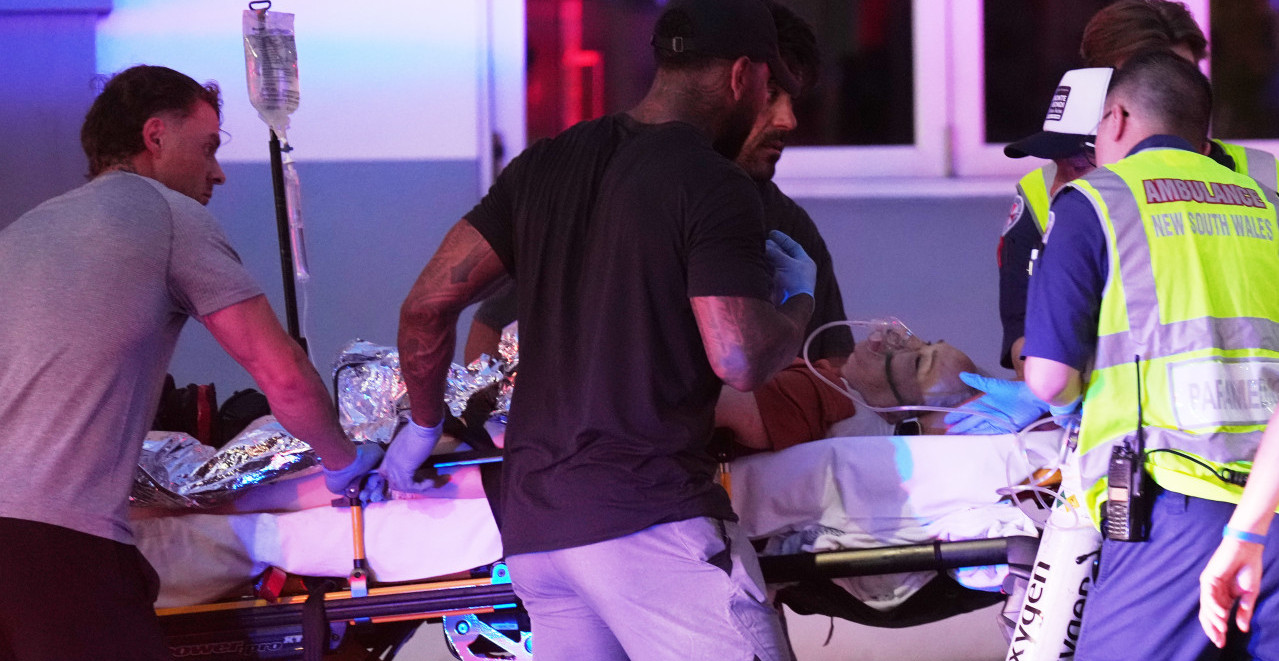 UZNEMIRUJUĆE! RASTE BROJ MRTVIH NA PLAŽI BONDI U SIDNEJU Isplivali novi snimci terorističkog napada bez cenzure (VIDEO)