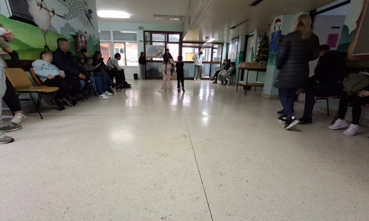 ĐACI SE VRATILI U KLUPE, VIRUS PONOVO PRETI? Čekaonice pune pacijenata u ovom srpskom gradu, simptomi "lome" organizam