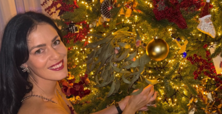 PRVI PRAZNICI BEZ BASTIJANA! Ana Ivanović u miniću ispred jelke: Otkrila ko joj pravi društvo, a tek da vidite stajling