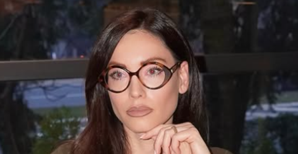 MIRKA VASILJEVIĆ U NEVIĐENOM IZDANJU: Pogledajte šta glumica radi u dnevnoj sobi čim se ugase kamere (FOTO)
