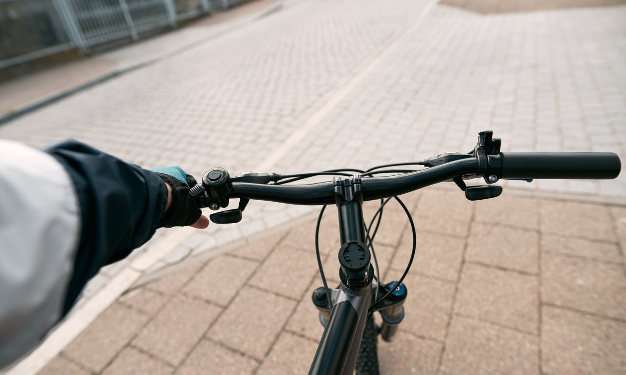 PRETUKAO DETE PA MU OTEO BICIKL I JOŠ NEŠTO! Bizaran incident u Novom Sadu