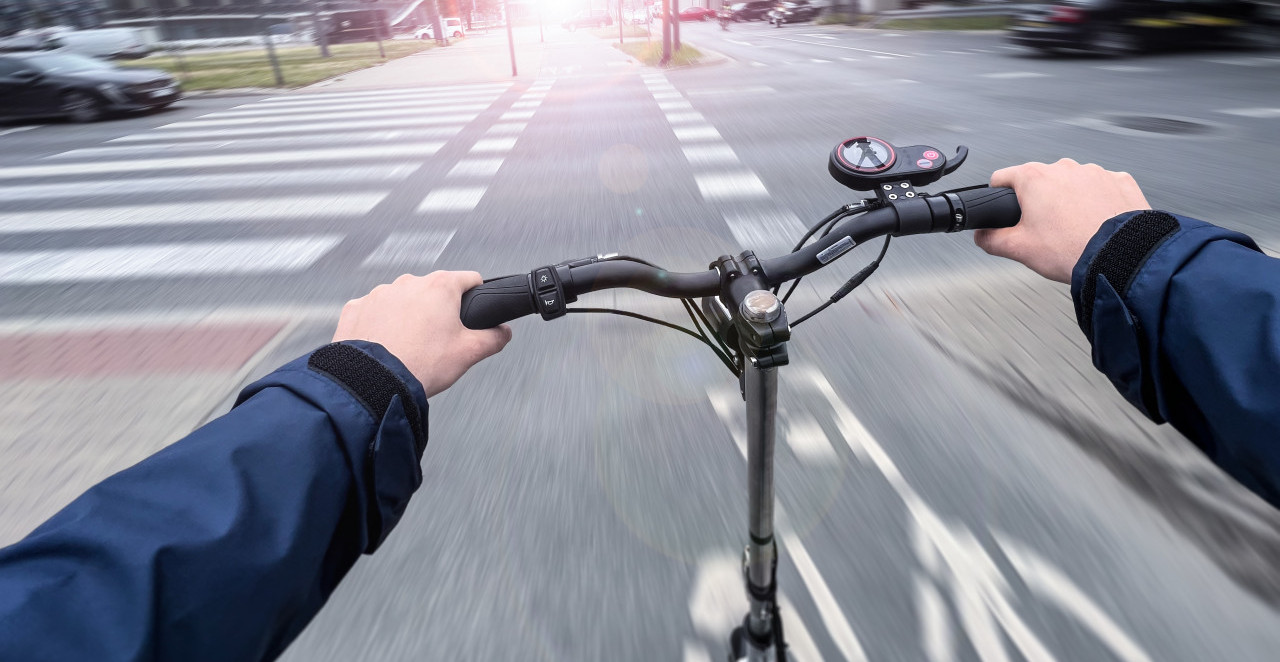 BEZOBRAZLUK U CENTRU NOVOG SADA IZAZVAO ŽUČNU RASPRAVU Biciklista namerno udario pešaka na stazi, pa pobegao (VIDEO)