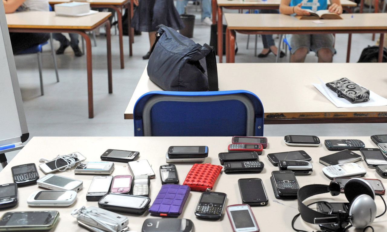 USVOJENO JE! Zabranjeni mobilni telefoni u osnovnim i srednjim školama, urađeno i istraživanje