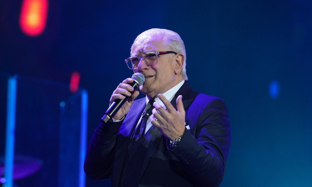 SUPRUGA ŽELJKA SAMARDŽIĆA U PRVOM REDU NA KONCERTU U "SAVA CENTRU" Otkrio kakvu želju joj je ispunio  (VIDEO)