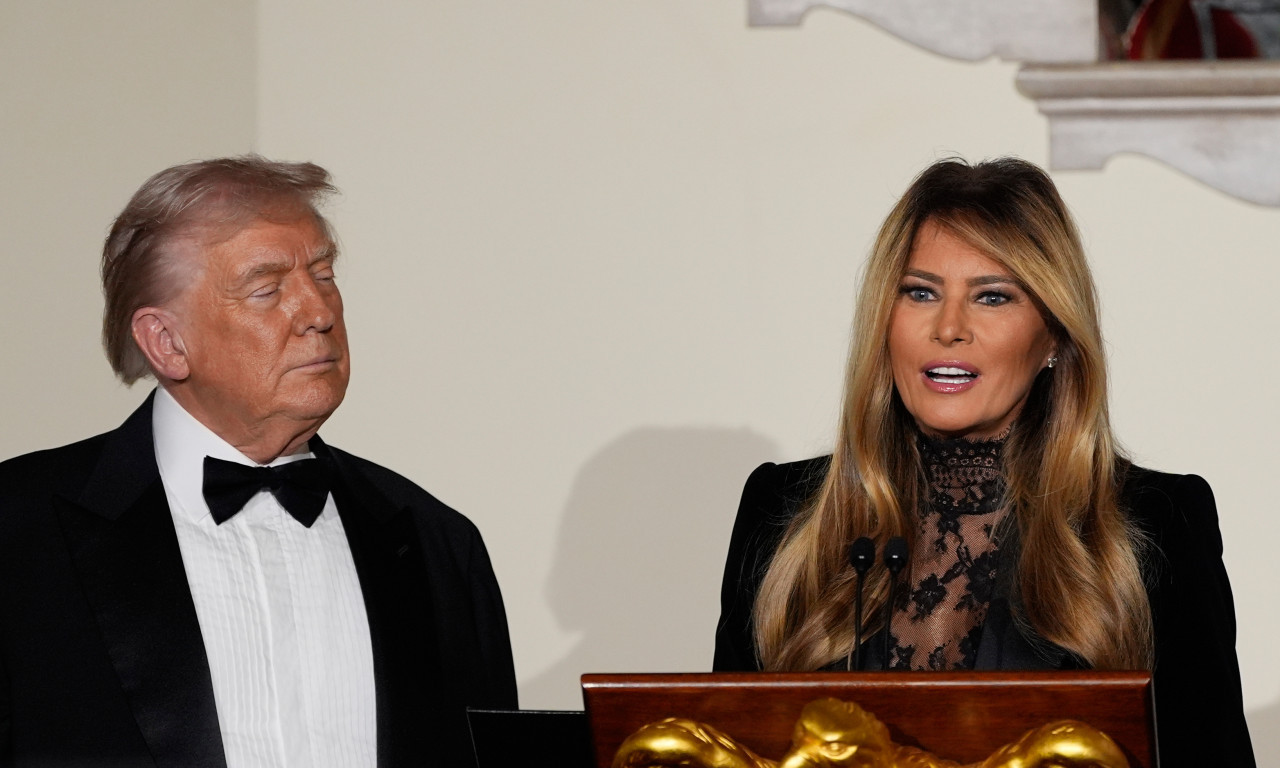 PREDSEDNIK JE ODUŠEVLJEN, KRITIČARIMA ZAPUŠENA USTA Melanija i Donald Tramp blistaju sa božićnom dekoracijom