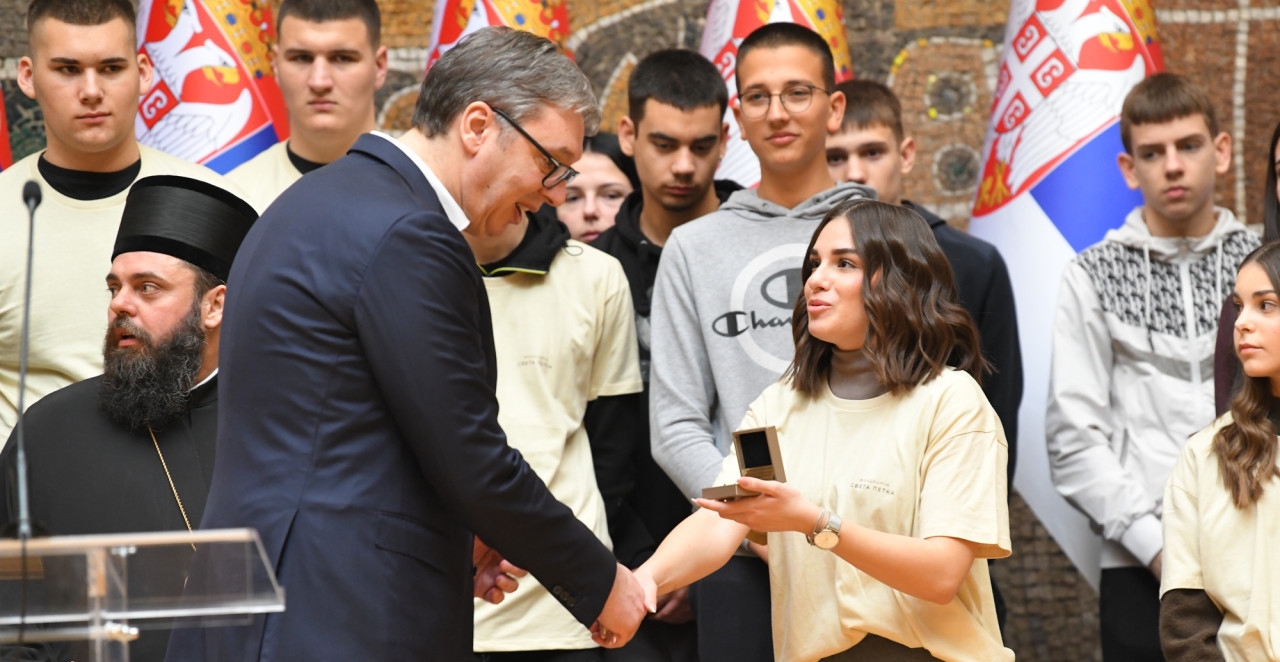 PREDSEDNIK VUČIĆ DOBIO POKLON OD ĐAKA IZ VUKOVARA Svečano u Palati Srbija (VIDEO)