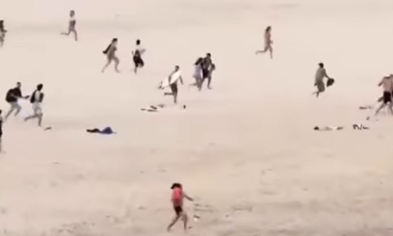 NOVI SNIMAK MASAKRA U SIDNEJU OTRKIVA RAZMERE UŽASA Evo kako je izgledao početak horora na plaži (VIDEO)