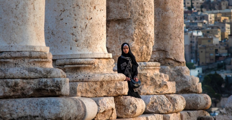 „ČETIRI PRIČE, JEDAN UDAH“ UMETNOST KOJA SE GLEDA I OSEĆA Vizuelna retrospektiva unutrašnjeg univerzuma Mie Medaković