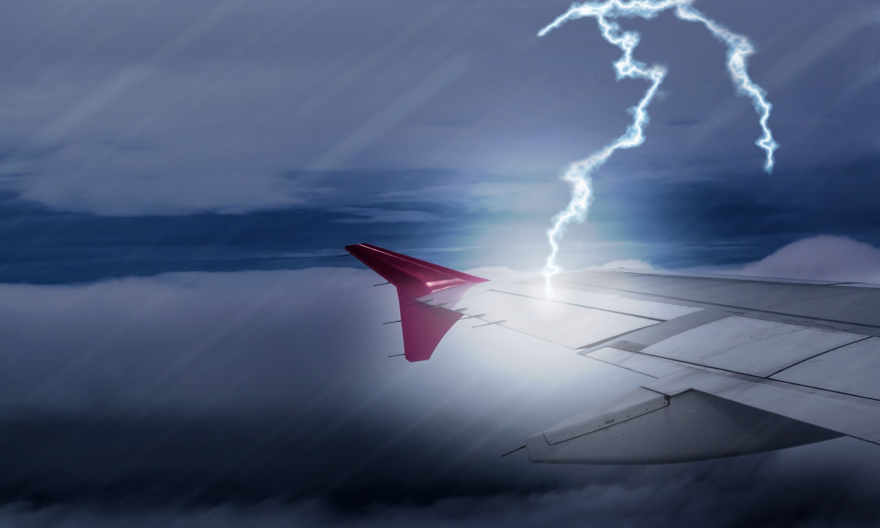 ŠTA SE DOGAĐA KADA GROM UDARI U AVION? "Osećao sam se kao da mi je neko zasvetleo kamerom pravo u oči"