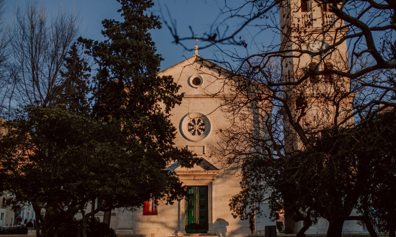 NOVA SKANDALČINA TRESE HRVATSKU: Crkva za Božić postavila jaslice sa ustaškim pokličem i zastavama