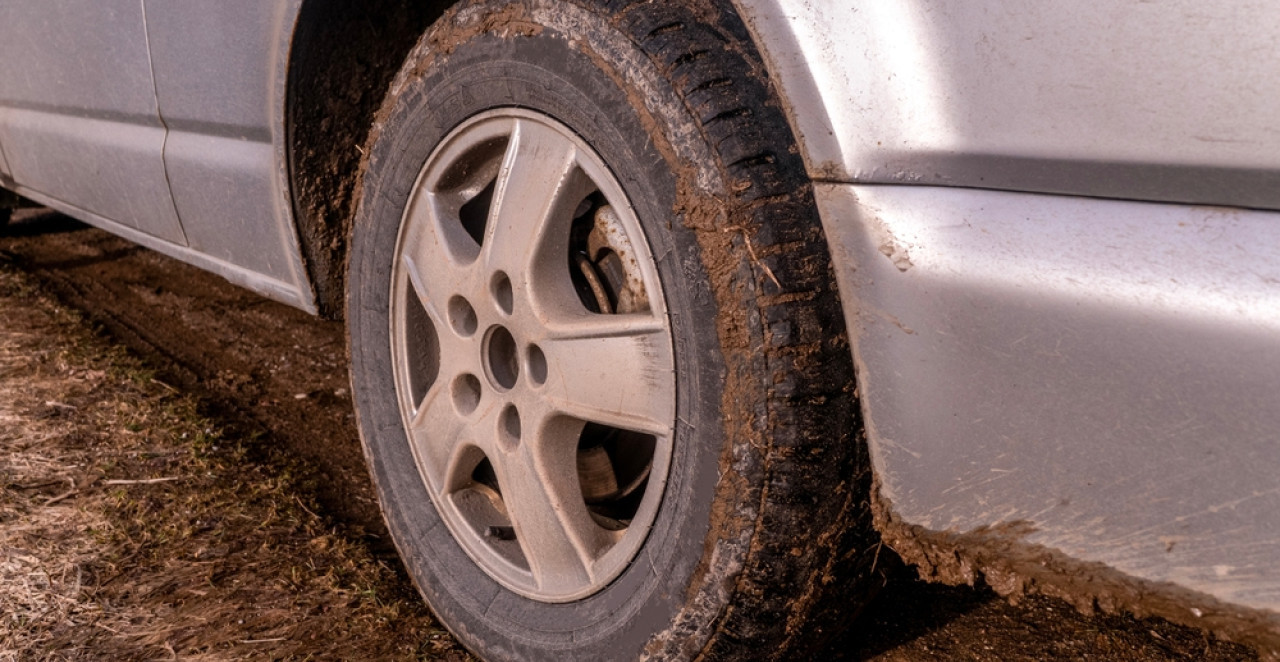 NE OSTAVLJAJTE BLATO NA PUTU, OPASNO JE I KAŽNJIVO Ove paprene kazne slede vozačima ako ne očiste kolovoz