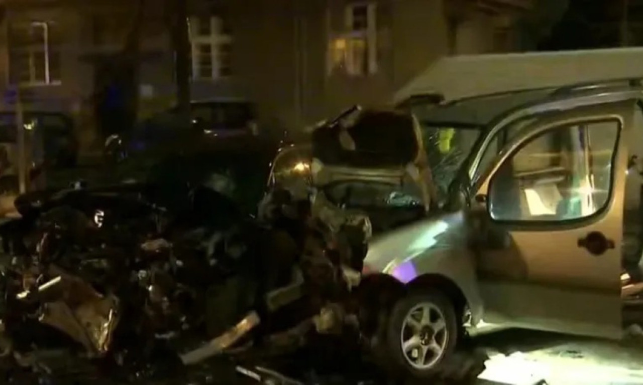 POGLEDAJTE PRVE SLIKE STRAVIČNOG SUDARA U KNEZA MILOŠA! Ima povređenih, automobili zgužvani (FOTO)