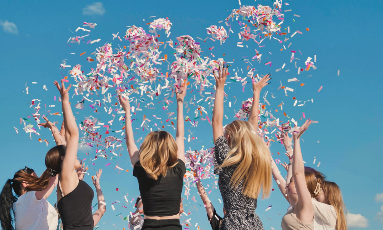 SRBIJA TREĆA NA SVETSKOJ LISTI ZEMALJA NAJSREĆNIJIH ZA ŽIVOT ZA MLAĐE OD 30 GODINA Evo ko je iza nas (FOTO)