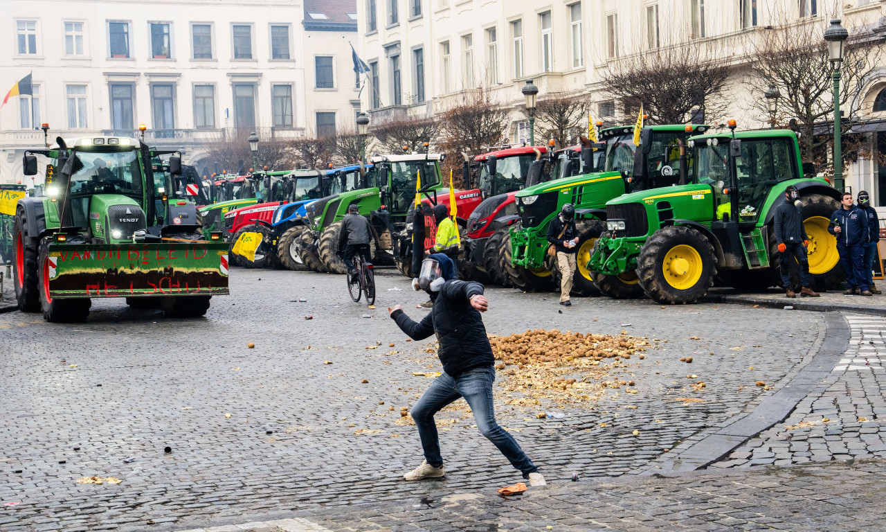 HAOS POSLE PROTESTA U BRISELU! 50 tona smeća na ulicama, policijska vozila uništena traktorima - "pala" hapšenja (VIDEO)