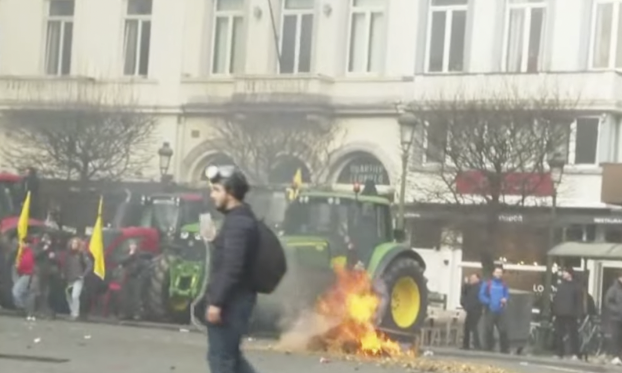 TOTALNI HAOS U SRCU EU! Baklje i kamenje lete ka Evropskom parlamentu u Briselu, traktori čupaju drveće! (VIDEO)